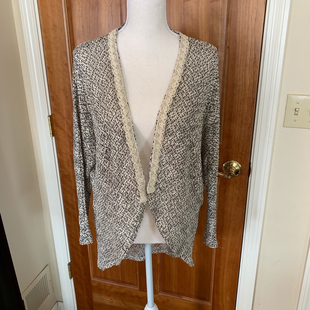 R2d apparel Cute open style cardigan with lace. M